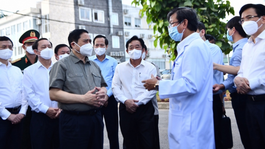 PM inspects COVID-19 prevention and control in Binh Duong